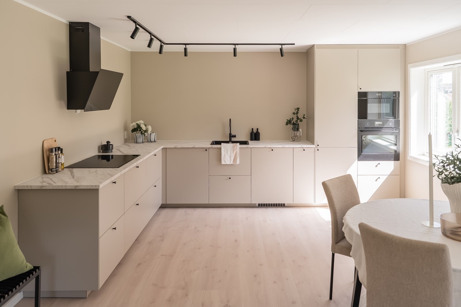 Kjøkkenet er som resten av leiligheten totaloppusset i 2026. Kjøkkenet er et beige Havstorp-kjøkken og består av folierte skrog, folierte fronter og laminert benkeplate. Galleribilde