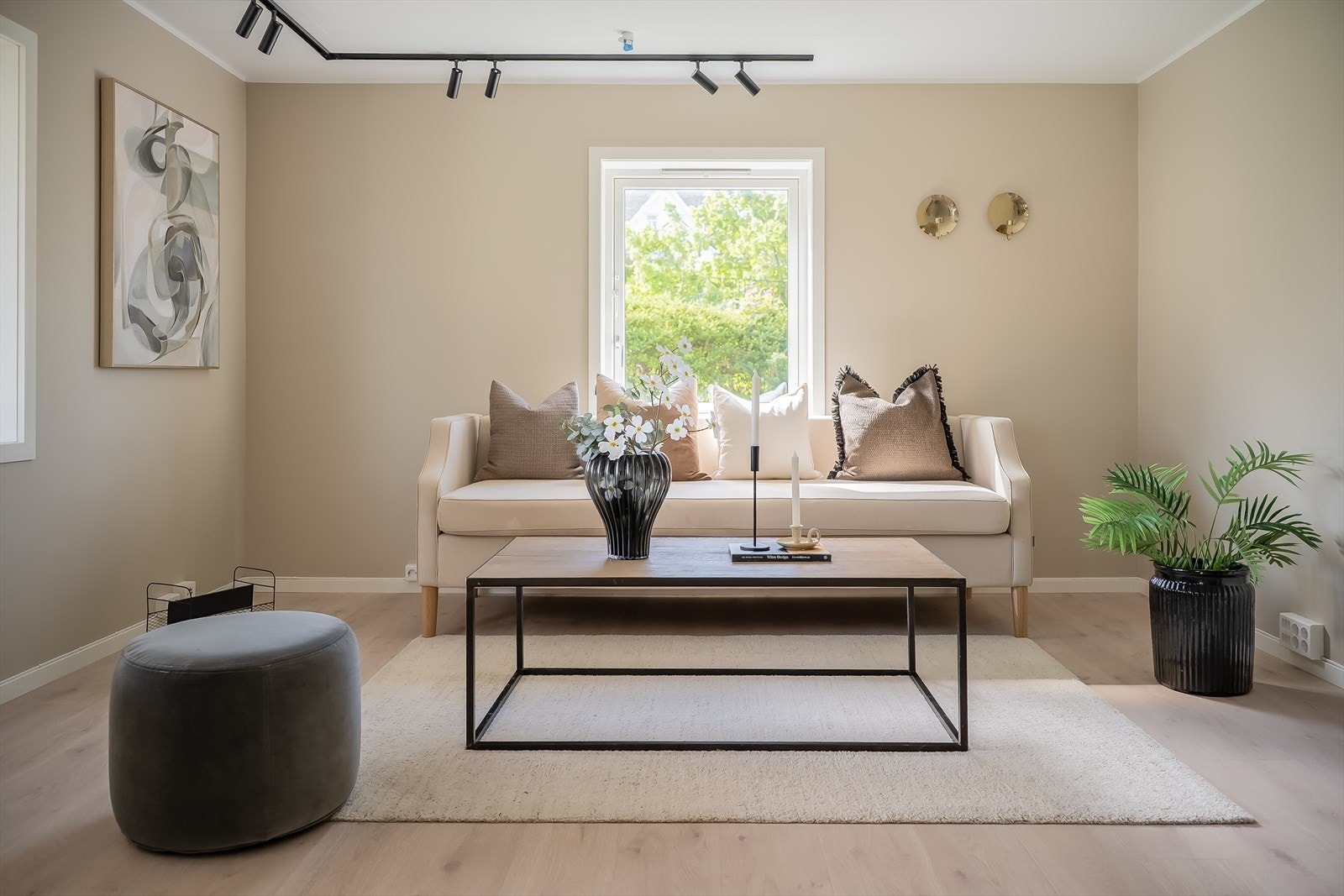 Her vil man kunne flytte rett inn i et meget velholdt borettslag. Borettslaget har en nøye og detaljert vedlikeholdshistorikk. (Se salgsoppgaven) Galleribilde