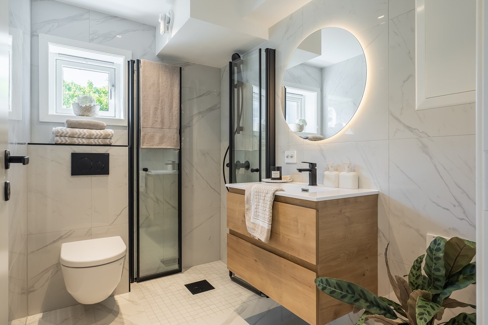 Badet ligger med inngang fra entréen, og er på 3,8 kvm. Totaloppusset i 2026, og har flis på gulv med varmekabler, flis på vegger og malt slett himling med downlights. Galleribilde