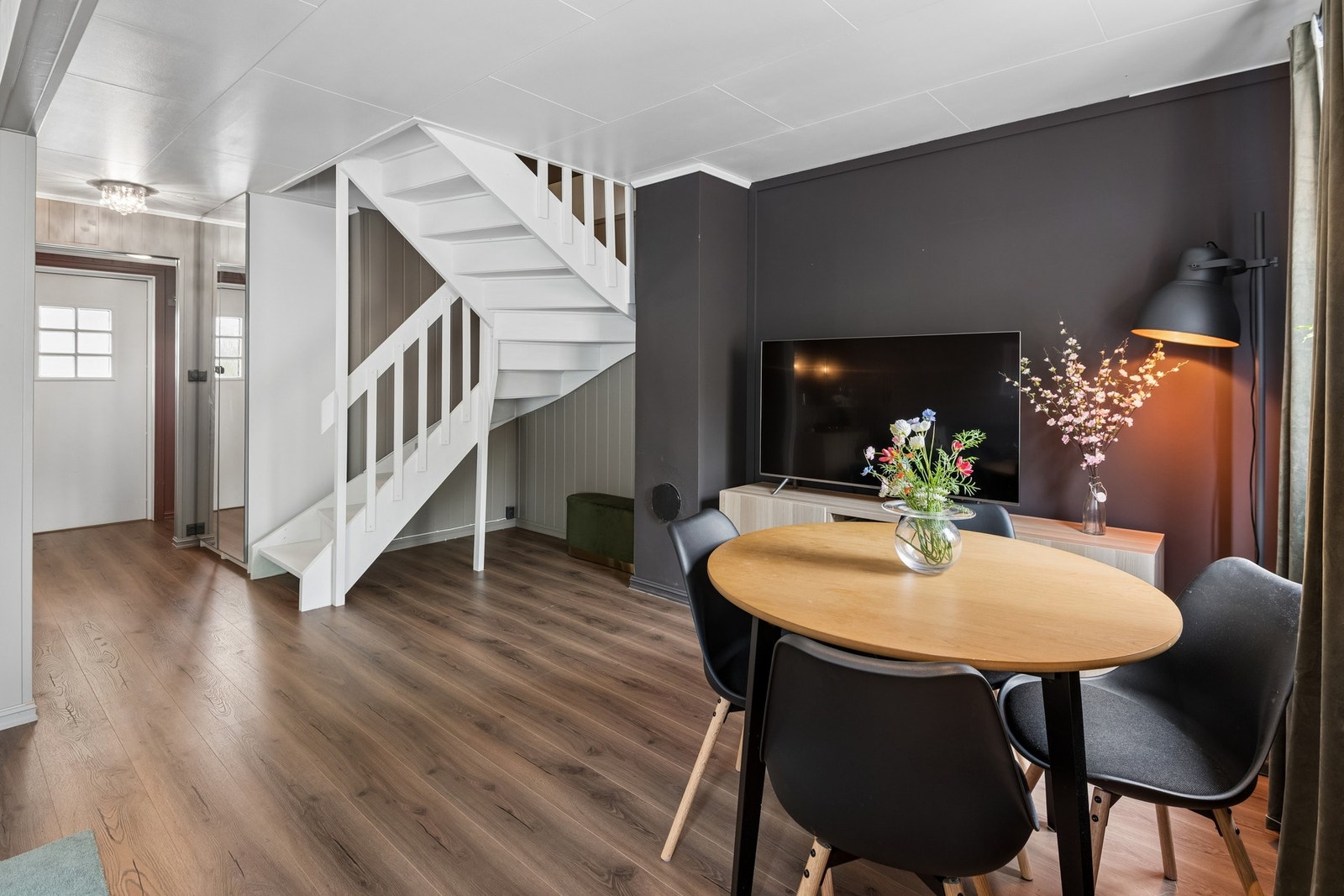 Det er pipe i boligen men vedovn er ikke montert Galleribilde