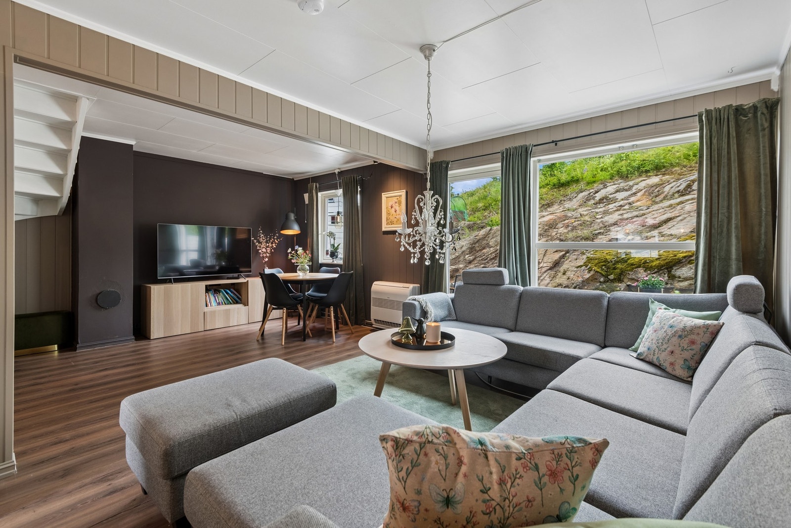 Lys og fin stue med store vinduer Galleribilde