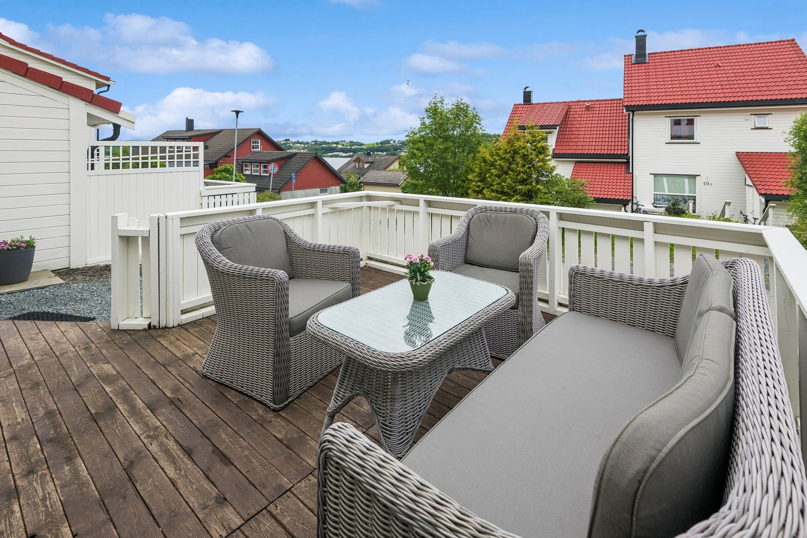 Terrasse ved inngangsparti Galleribilde