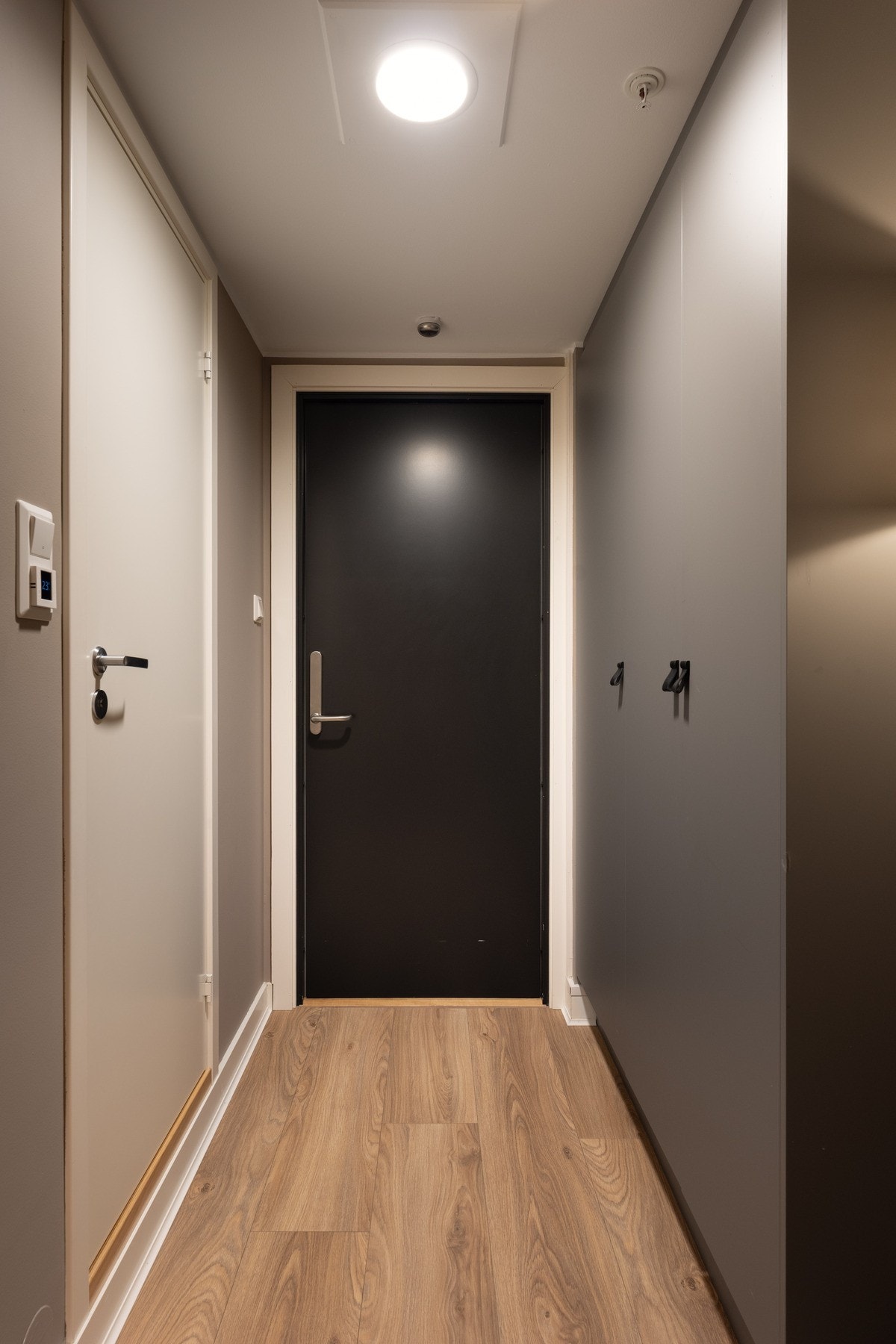 Entré med plassbygd garderobe (i begge entréene) Galleribilde
