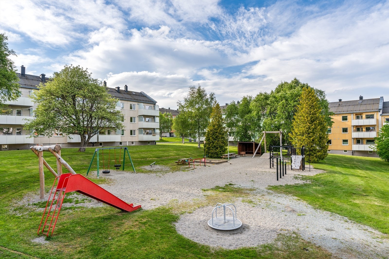 Her får du et stort og veletablert borettslag med en fasiliteter som fine uteområder og treningsrom. Galleribilde
