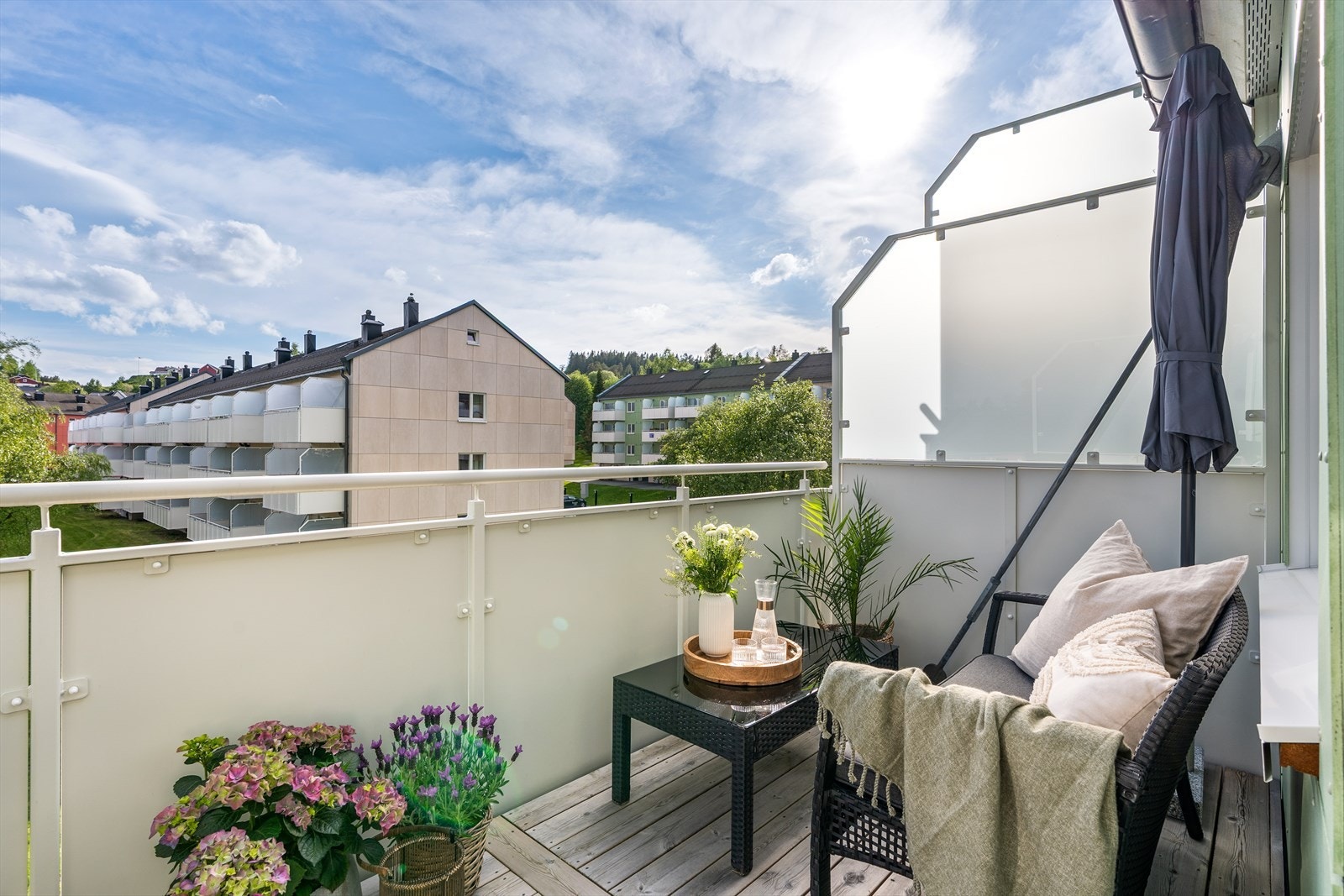 Leiligheten har et internt bruksareal på 65 m² med en stue, kjøkken, to soverom, bad og entré. Galleribilde