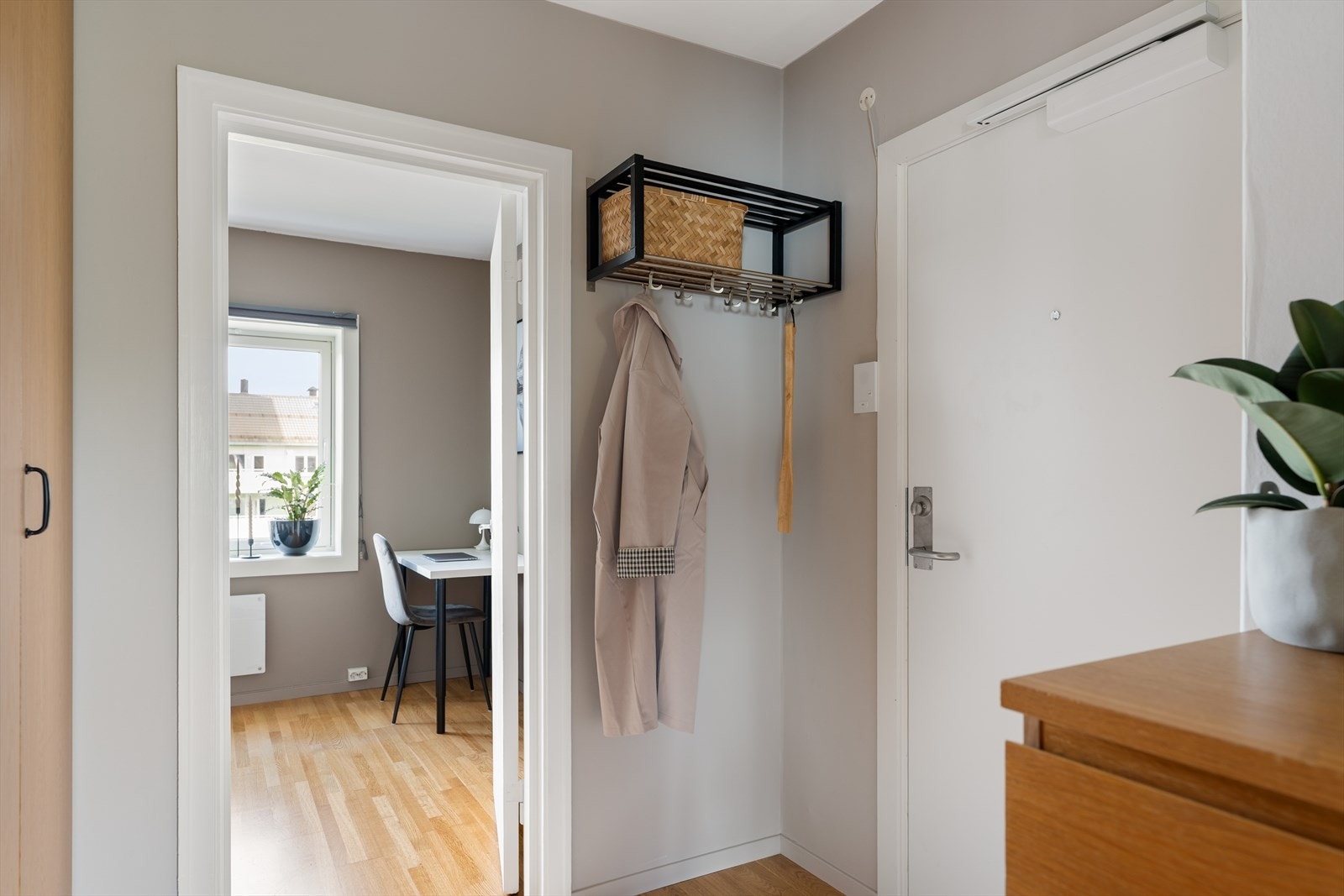 Entré på 6 m² med god plass til oppbevaring av sko- og ytterklær. Galleribilde