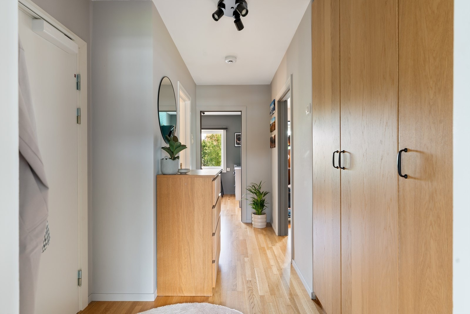 Det er god plass til garderobeskap i de fleste rom. Det er i tillegg tre boder, to i kjeller på totalt 10 m² og en romslig loftsbod som kun er en etasje opp fra leiligheten. Galleribilde