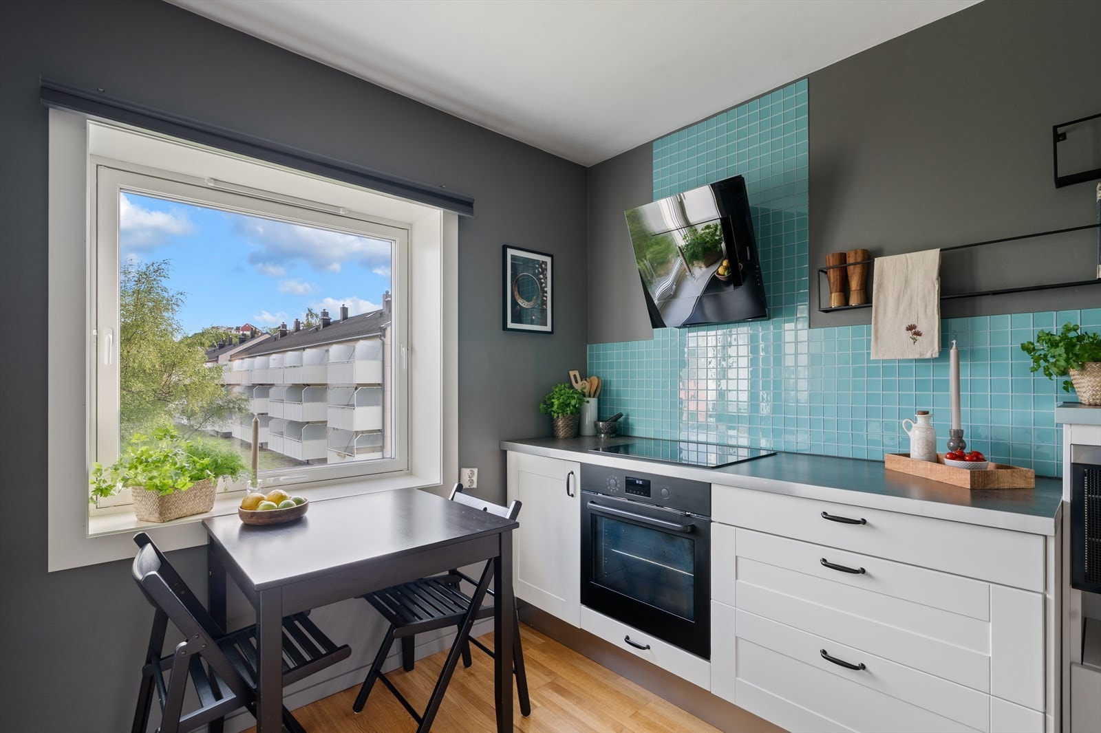 Kjøkkenet er på 9 m² og har plass til frokostbord. Galleribilde