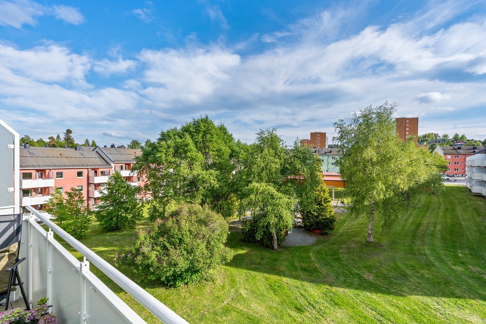Leiligheten ligger i tredje etasje og vender mot rolige og velholdte fellesareal. Galleribilde