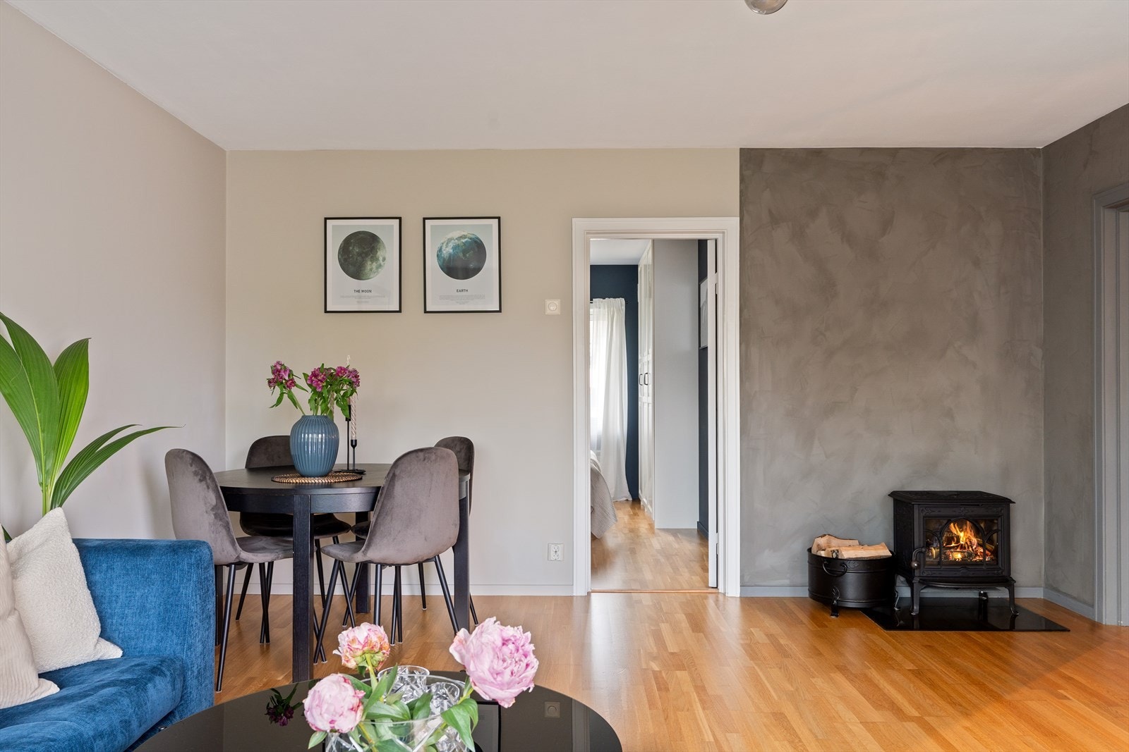 Stuen er på 21 m² med god plass til både spise- og sittegruppe. Galleribilde