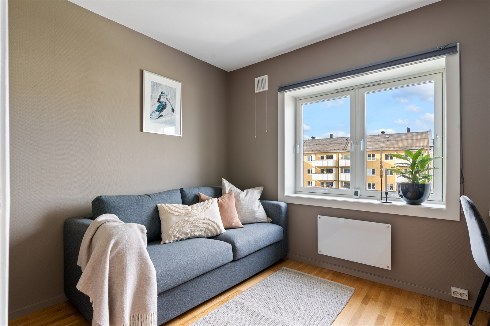 Dette soverommet er på 8,5 m² og er som resten av leiligheten malt i lune og delikate farger. Galleribilde