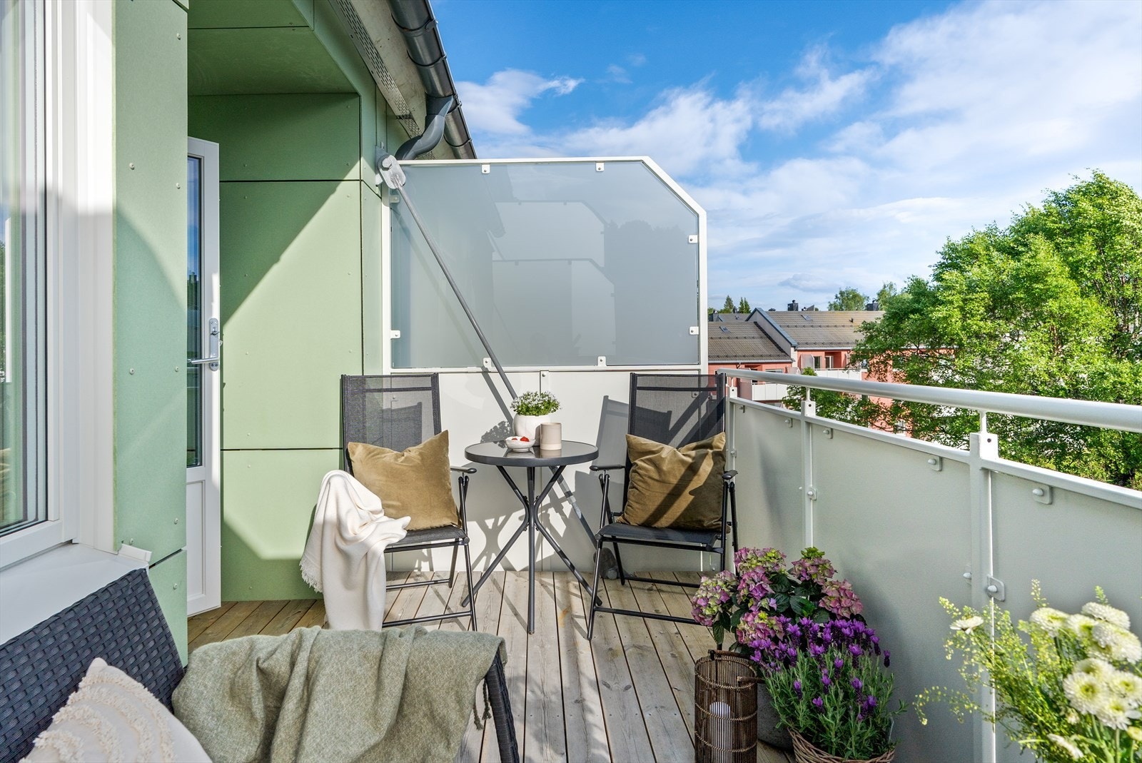 Balkongen er på ca. 8 m² og vender mot sørvest, med svært gode solforhold fra morgen til kveld i sommerhalvåret. Galleribilde