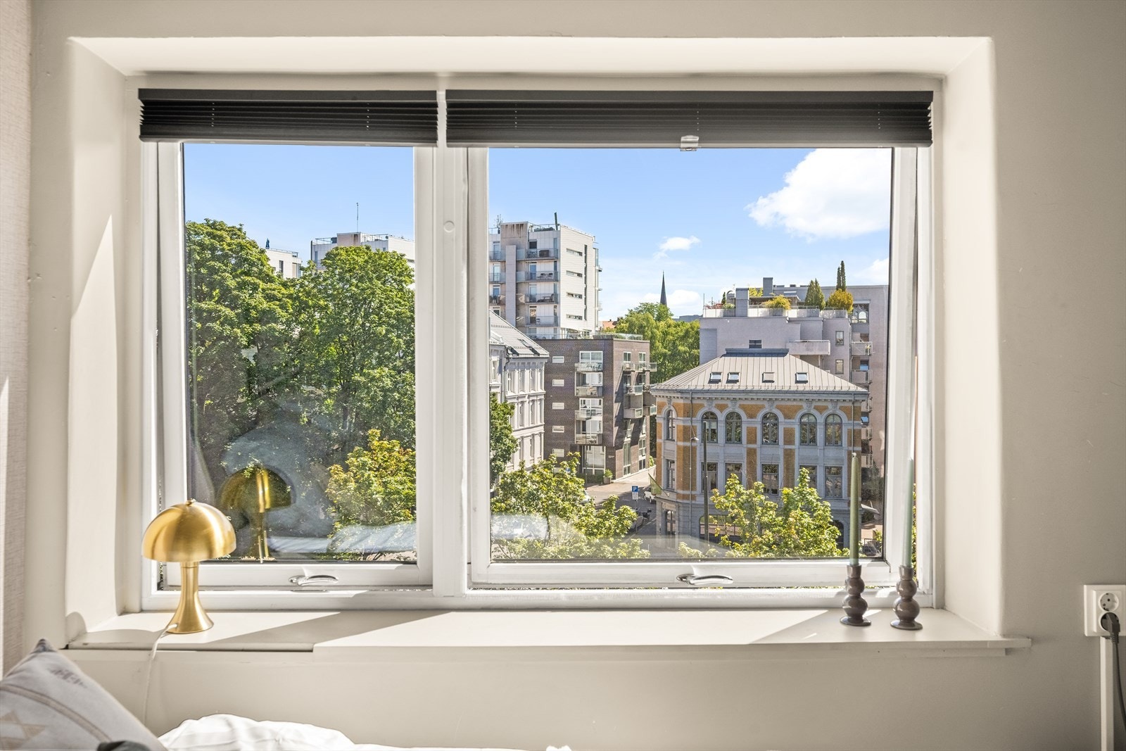 Stort vindu sikrer godt med lys og luft. Galleribilde