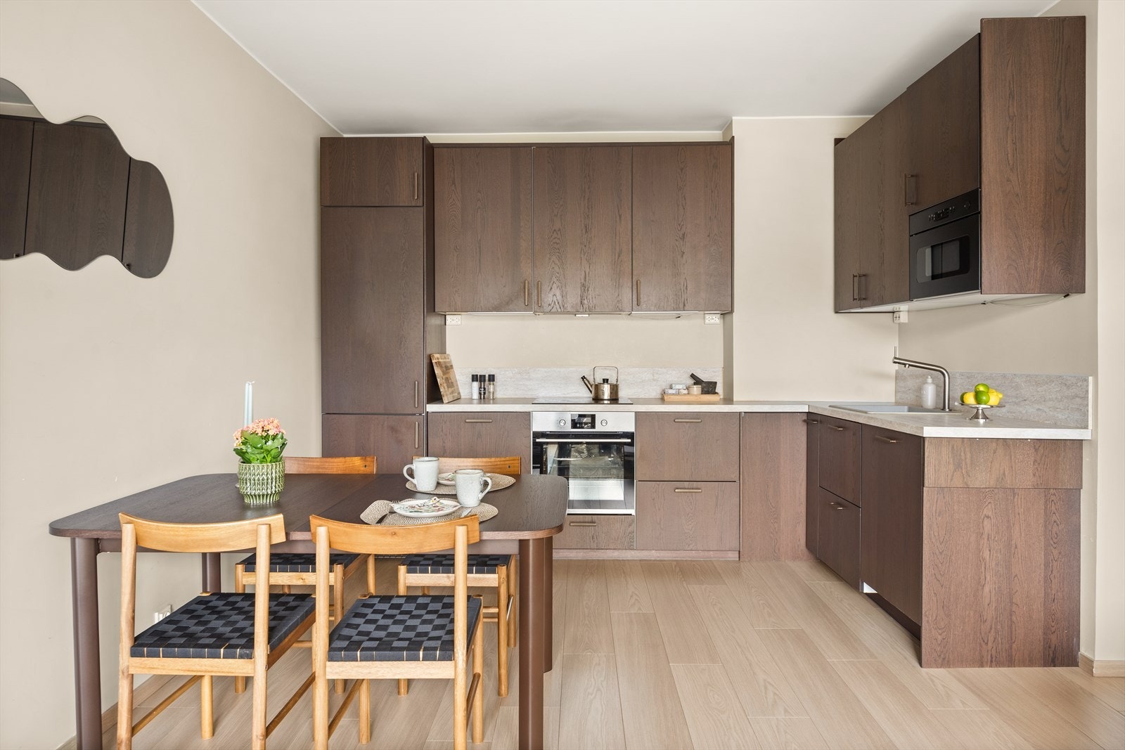 Moderne innredning fra IKEA (2022) med glatte fronter og benkeplate i laminat. Galleribilde