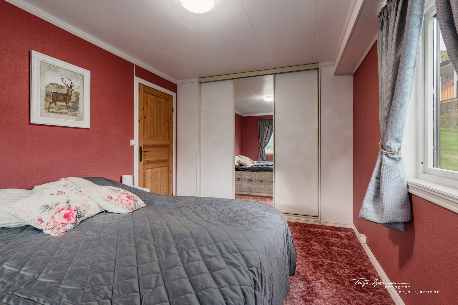 Rommet har skyvedørsgarderobe. Galleribilde