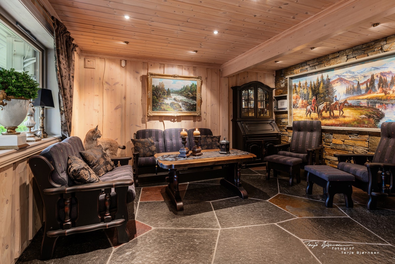 Gjennomført og hyggelig kjellerstue. Galleribilde
