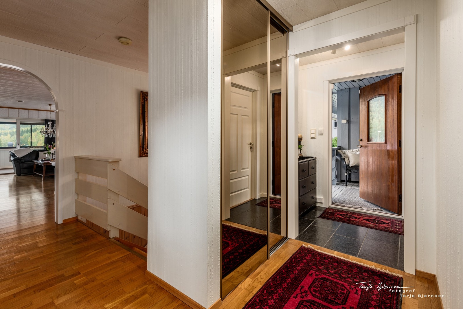Entre med skyvedørsgarderobe. Galleribilde
