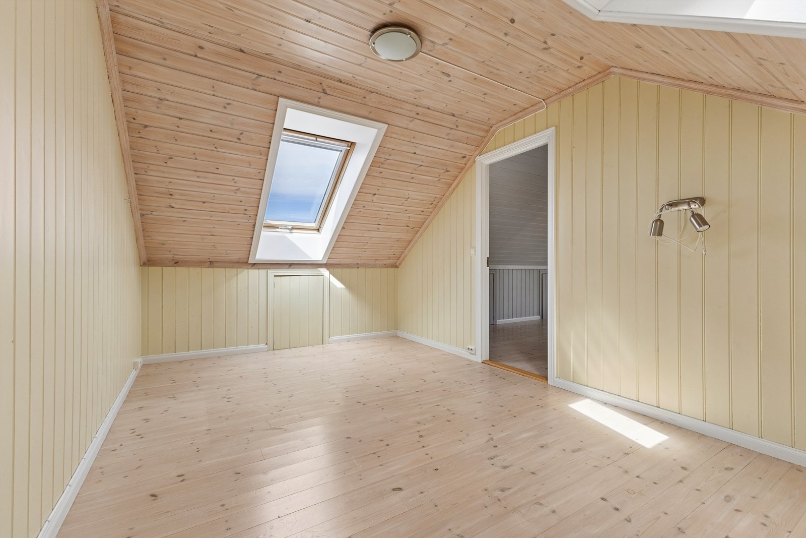 I andre etasje finner man også et stort soverom hvor man har god plass til både seng, garderobe og tilhørende møblement. Galleribilde