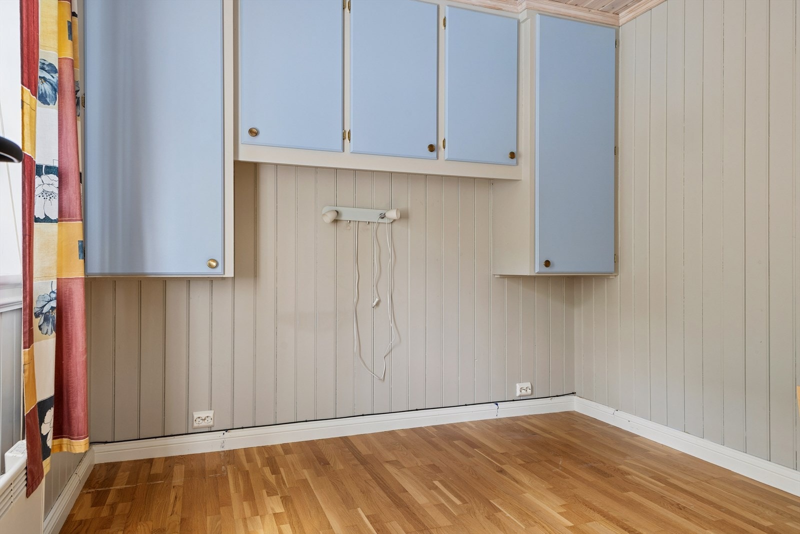I første etasje finner man også det ene av boligens to soverom. Soverommet er utstyrt med stedbygget garderobe og har ellers god plass til seng. Galleribilde