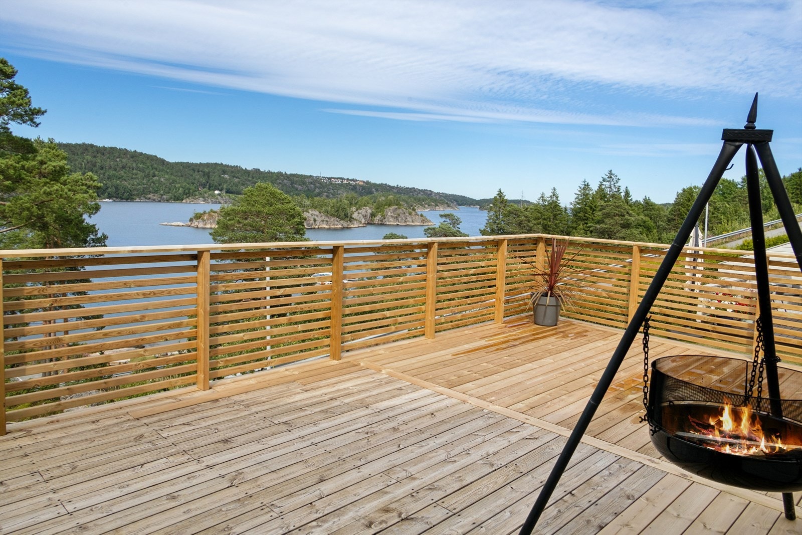 Stor terrasse som er en herlig forlengelse av stuen. Her har man god plass til møblement i flere soner og rom for å samle familie og venner. Galleribilde