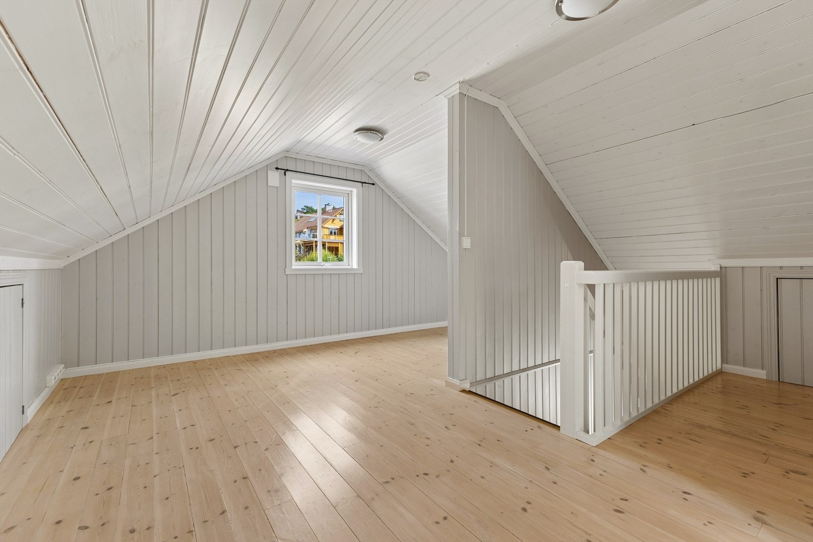 Følger man trappen opp til boligens andre etasje kommer man inn i en romslig og lys stue. Et kjekt, ekstra oppholdsrom som passer ypperlig som tv-stue, lekerom, kontor eller bare et sted man kan trekke seg tilbake. Galleribilde