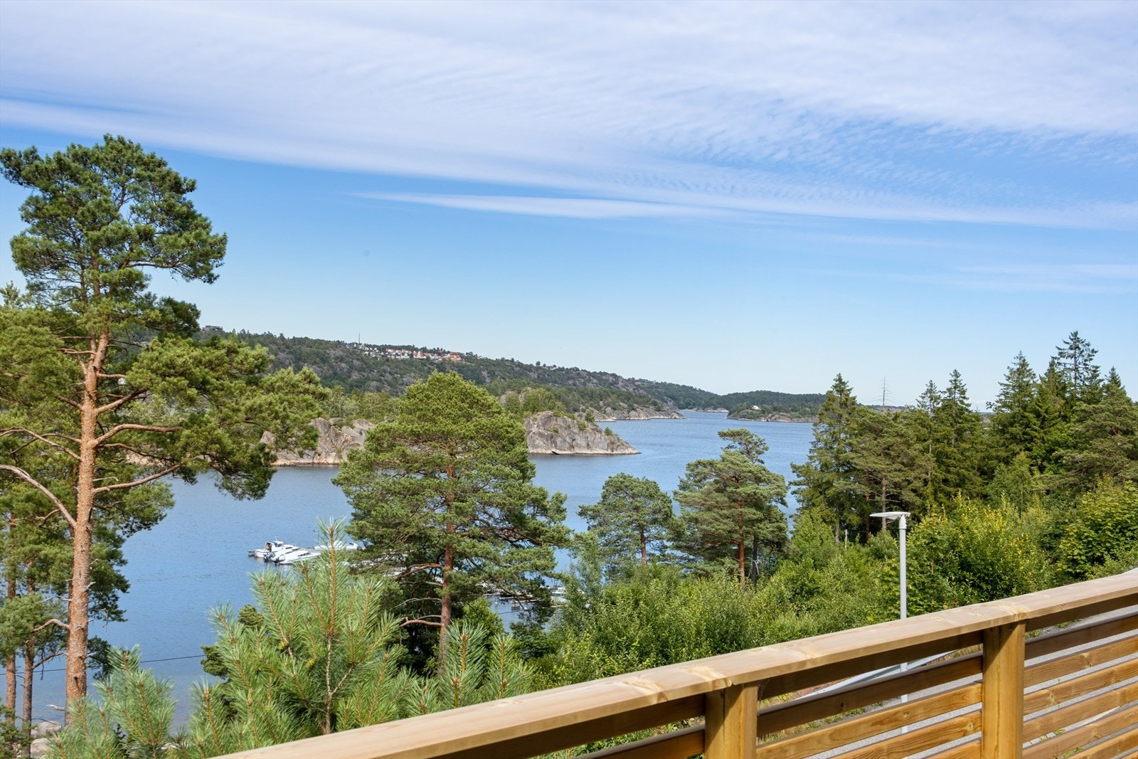 Fra terrassen kan man nyte nydelig utsikt mot Sandnesfjorden! Galleribilde