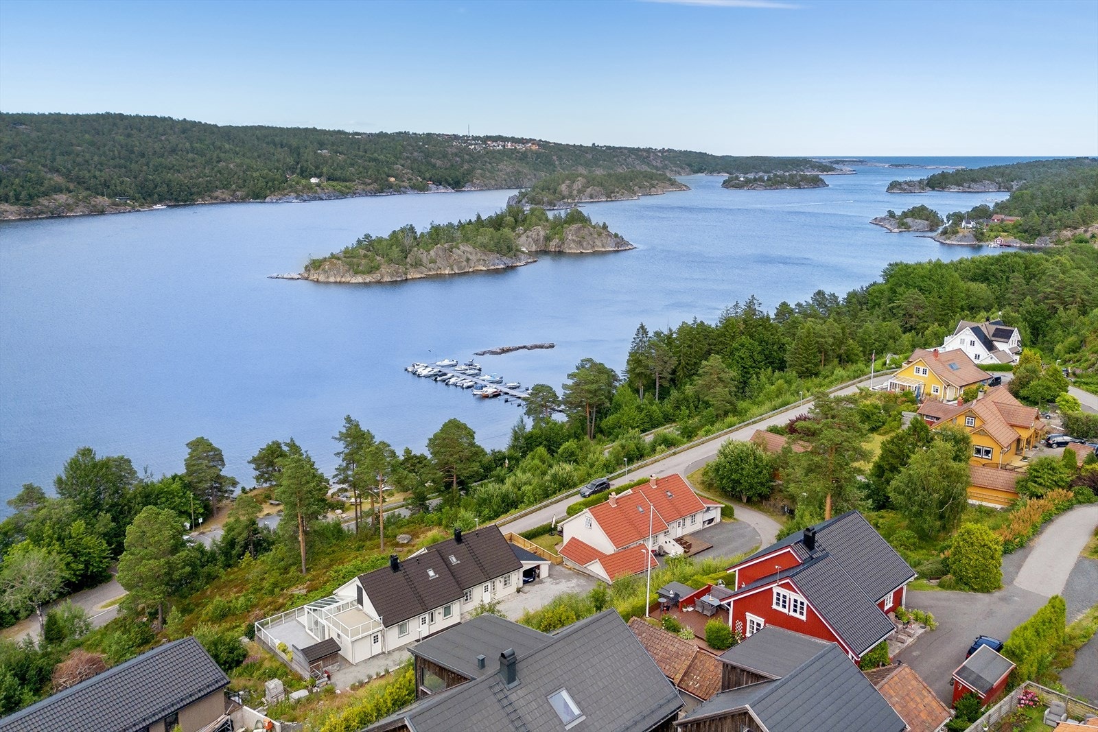 Fra eiendommen er det nydelig utsikt over sjøen og den omkringliggende skjærgården. Galleribilde