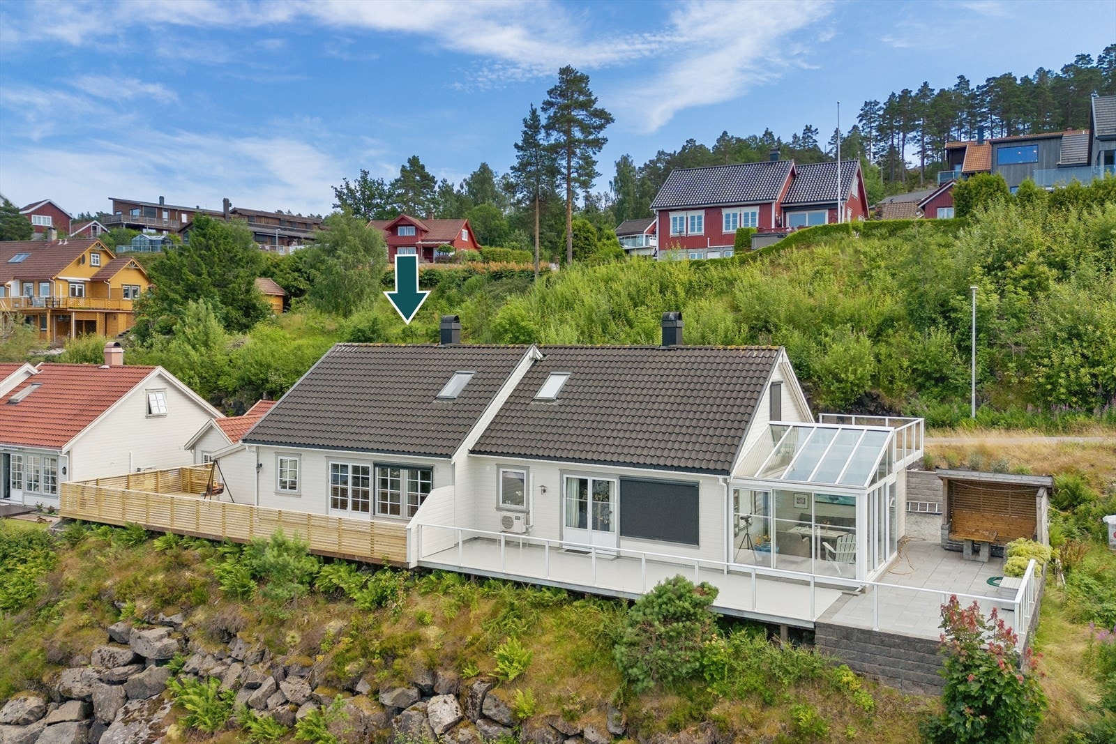 Boligen ble bygget i 2005 og måler 81 m2. Planløsningen er praktisk med alt man måtte trenge på hovedplanet. Galleribilde