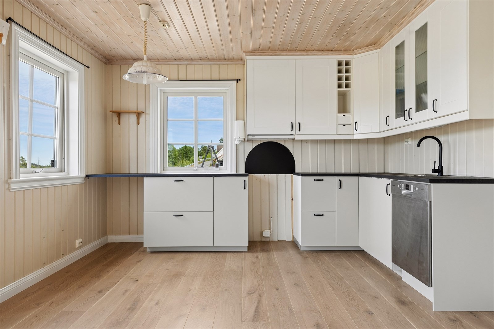 Kjøkkenet er ellers utstyrt med oppvaskmaskin og kjøkkenventilator. Galleribilde