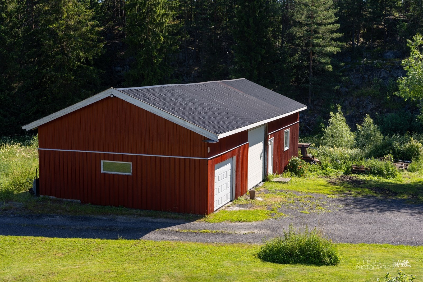Supert for geiter som kan kose seg i bergskrentene bak låven Galleribilde