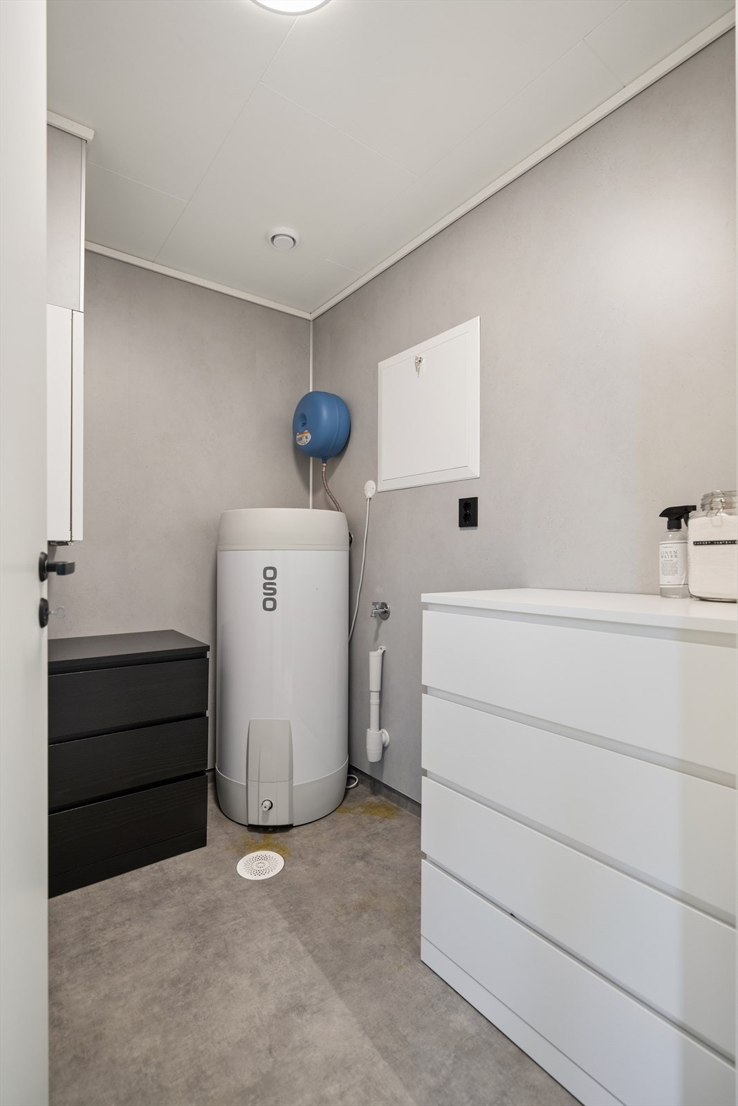 Innvendig bod med varmtvannsbereder og aggregat for balansert ventilasjon. Galleribilde