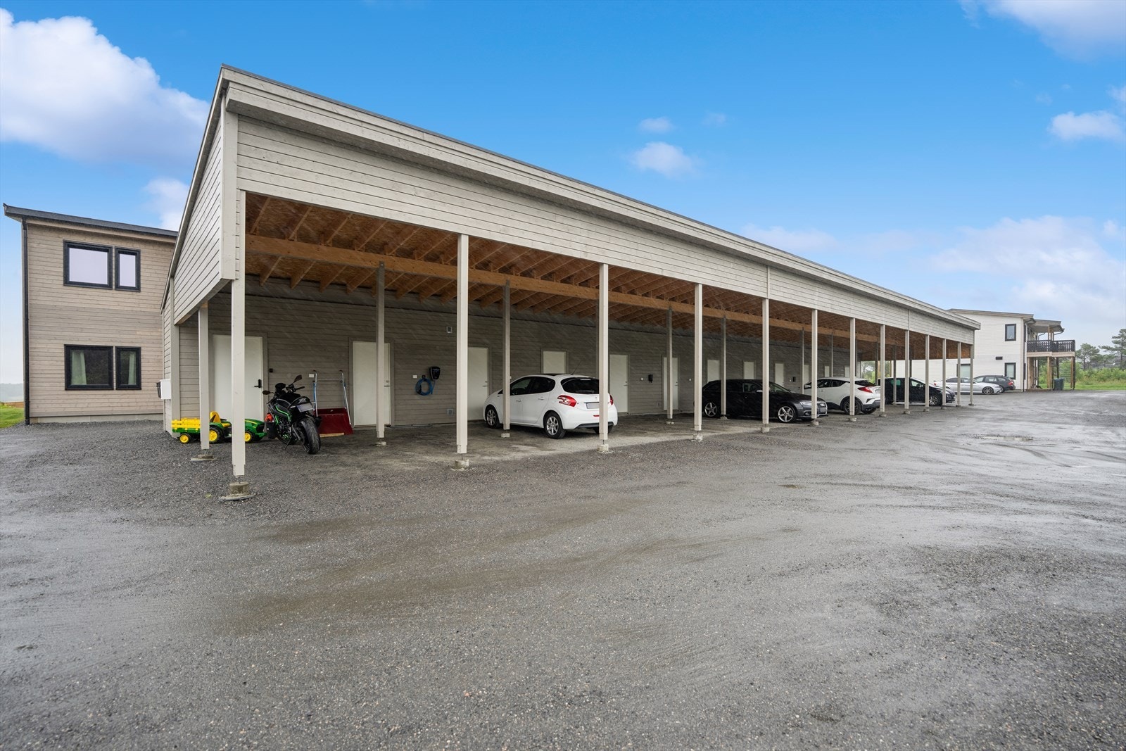 Til leiligheten hører en fast plass i felles carportanlegg. Galleribilde