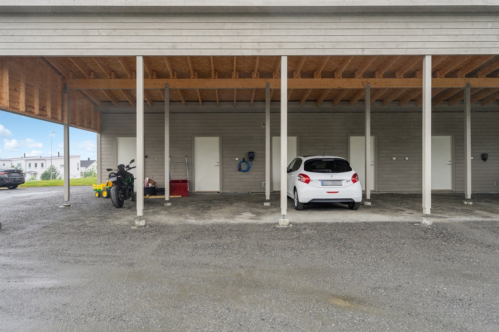 I bakkant av carporten er det en bod på ca. 5,4 m² med installert elbillader. Galleribilde