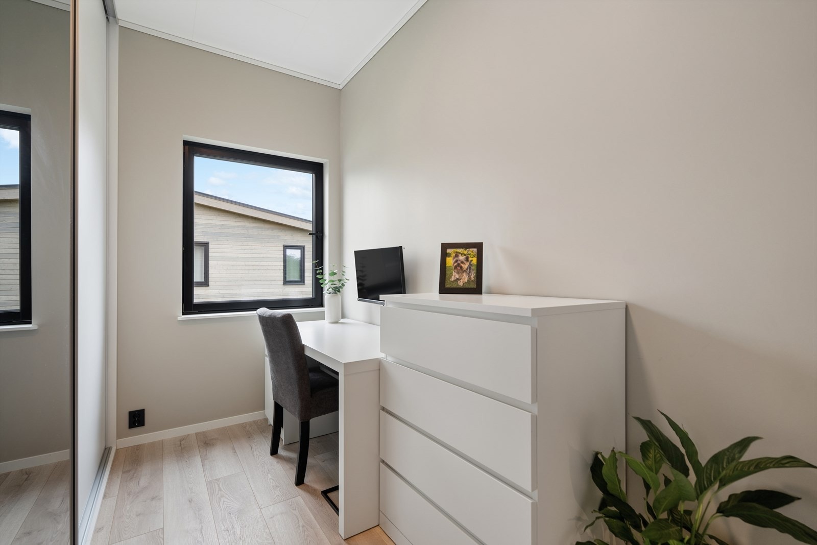 Det andre soverommet har skyvedørsgarderobe og er her innredet som kontor. Galleribilde