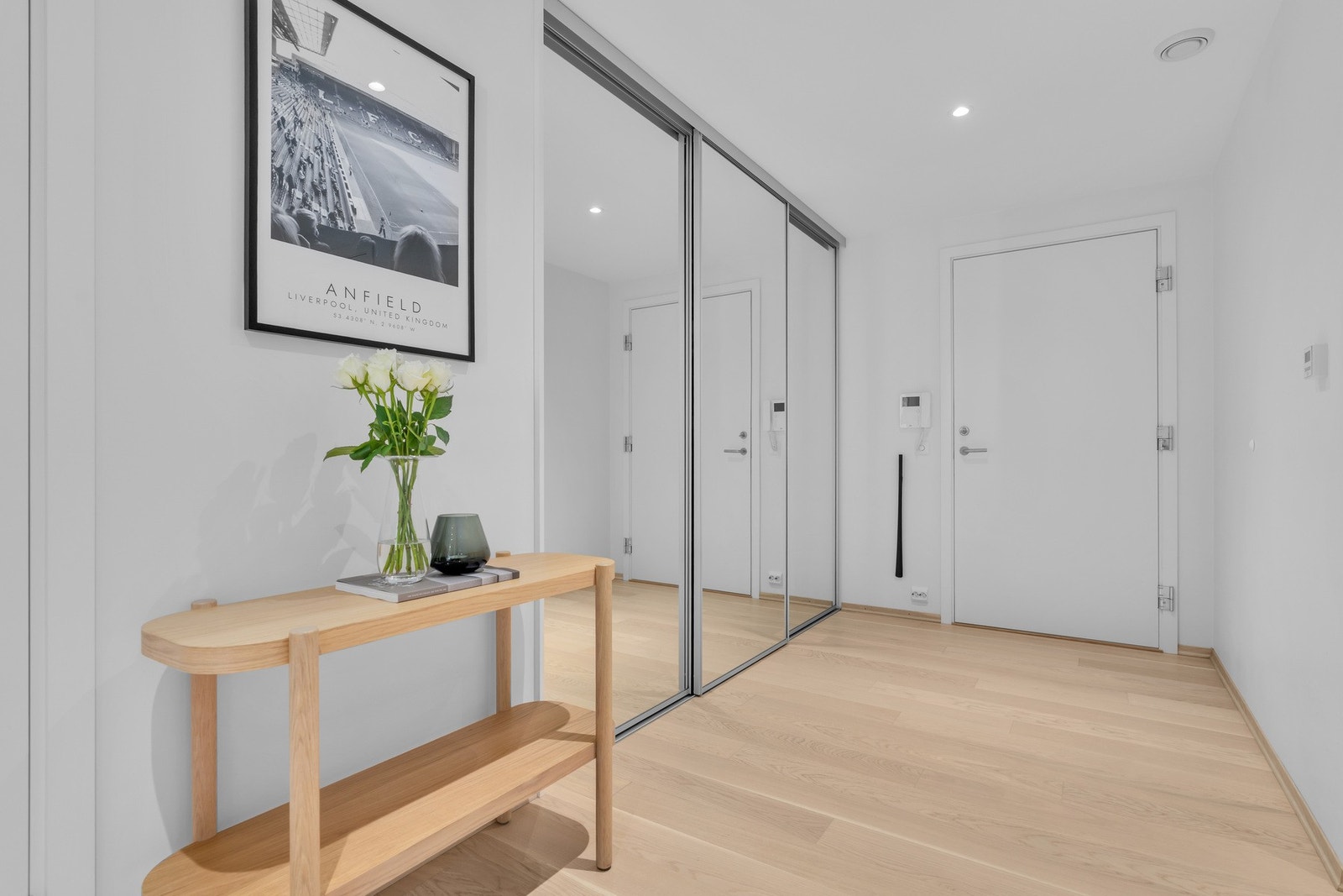 Romslig entré med en stor skyvedørsgarderobe. Galleribilde