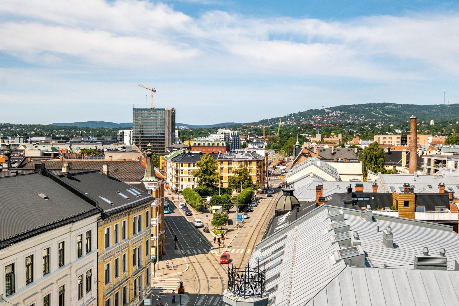 Leiligheten er beliggende i 4.etasje og har flotte kvaliteter som store vindusflater, god takhøyde samt en gjennomgående og godt utnyttet planløsning Galleribilde
