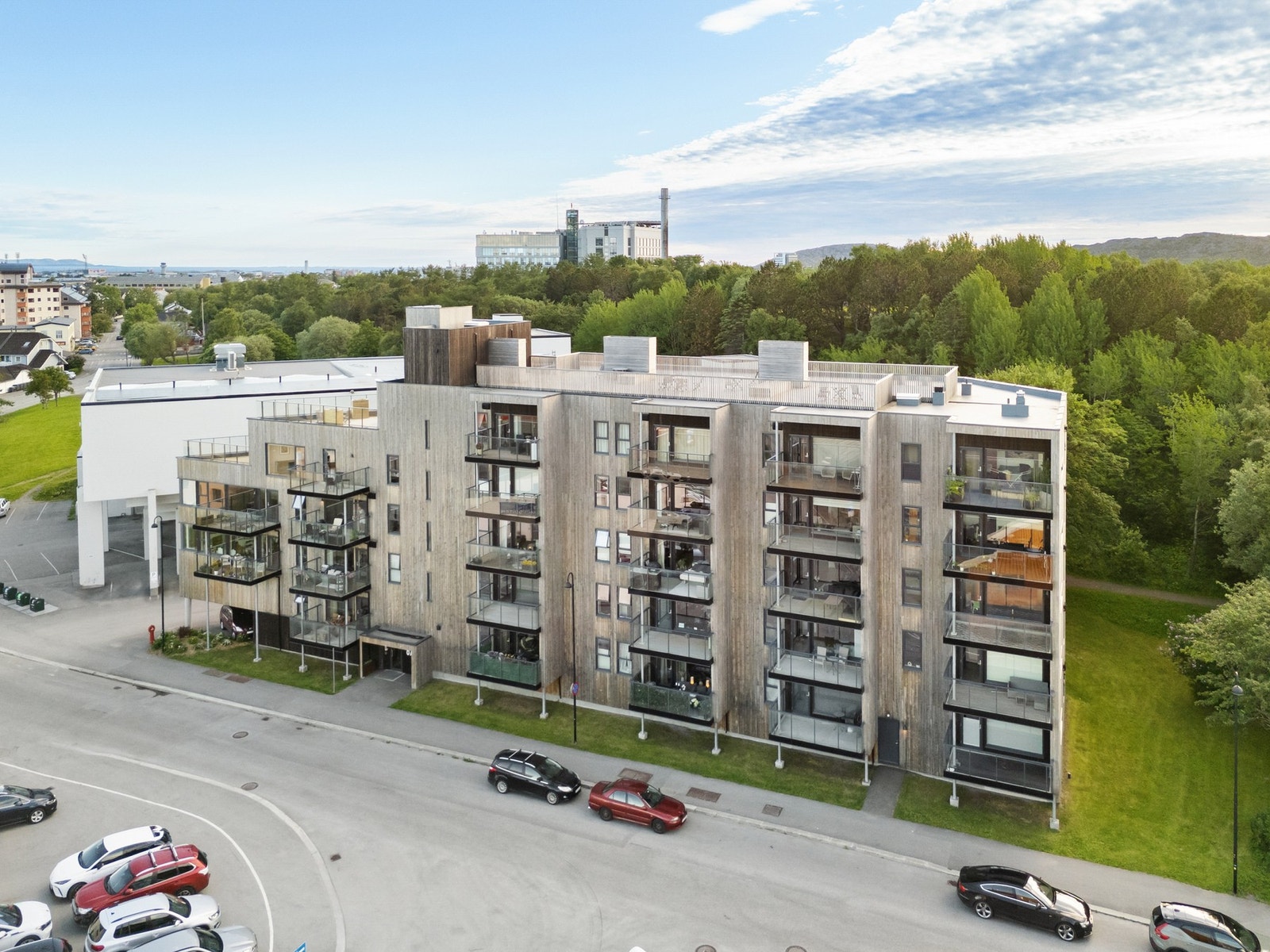 Moderne boligbygg med heis og to felles takterrasser. Leiligheten har parkering under tak. Galleribilde