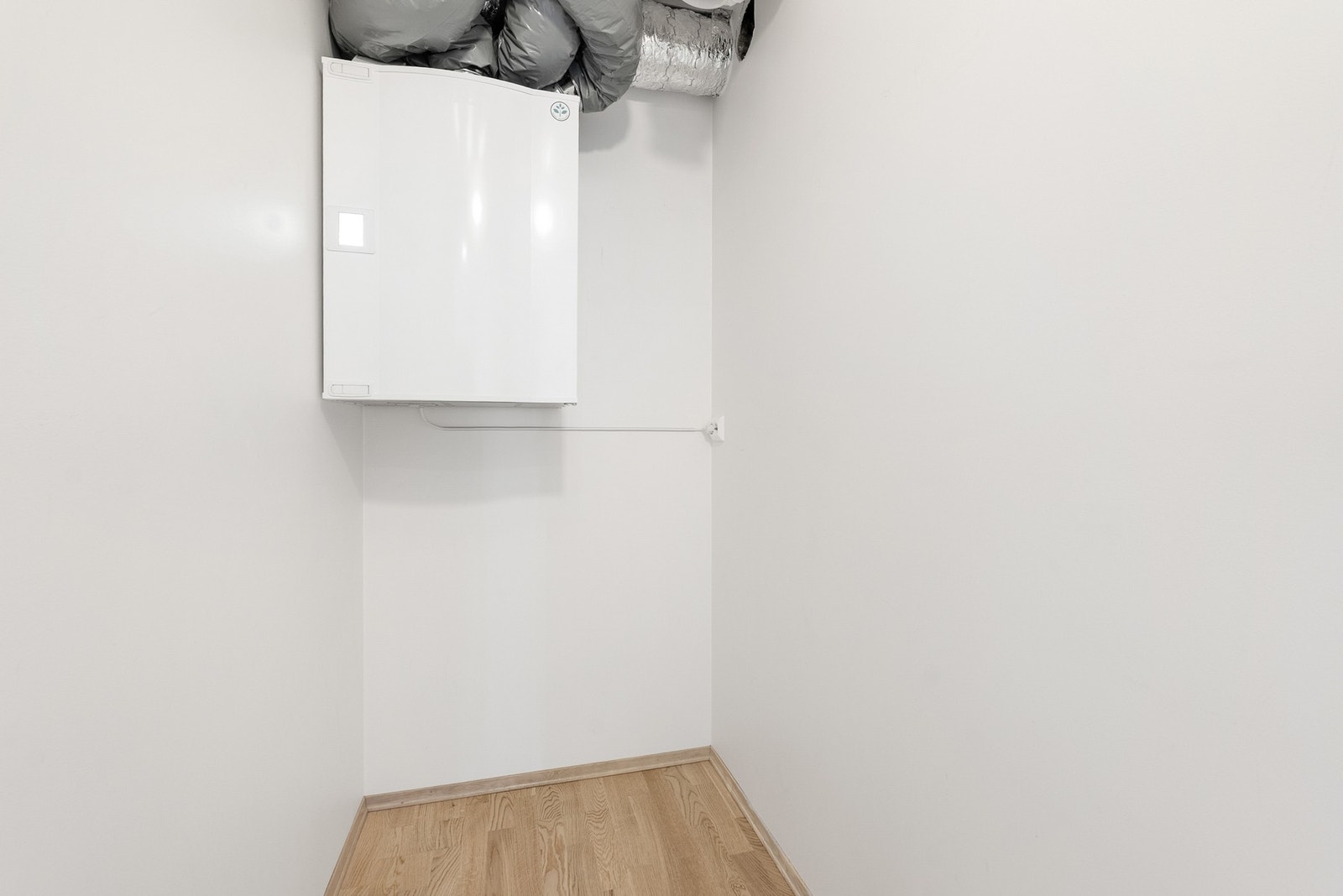 Praktisk innvendig bod med leilighetens ventilasjonsanlegg. Galleribilde