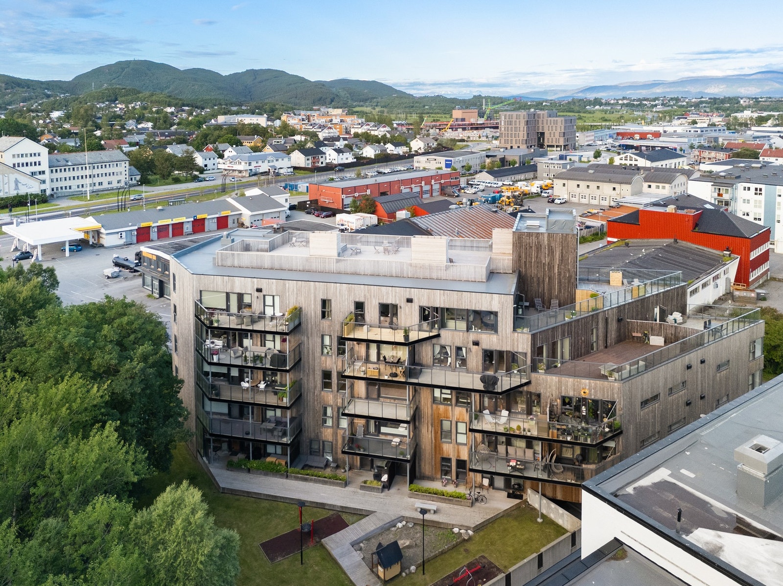 Rett ved bygget ligger Rensåsparken, et populært grøntområde for rekreasjon. Galleribilde