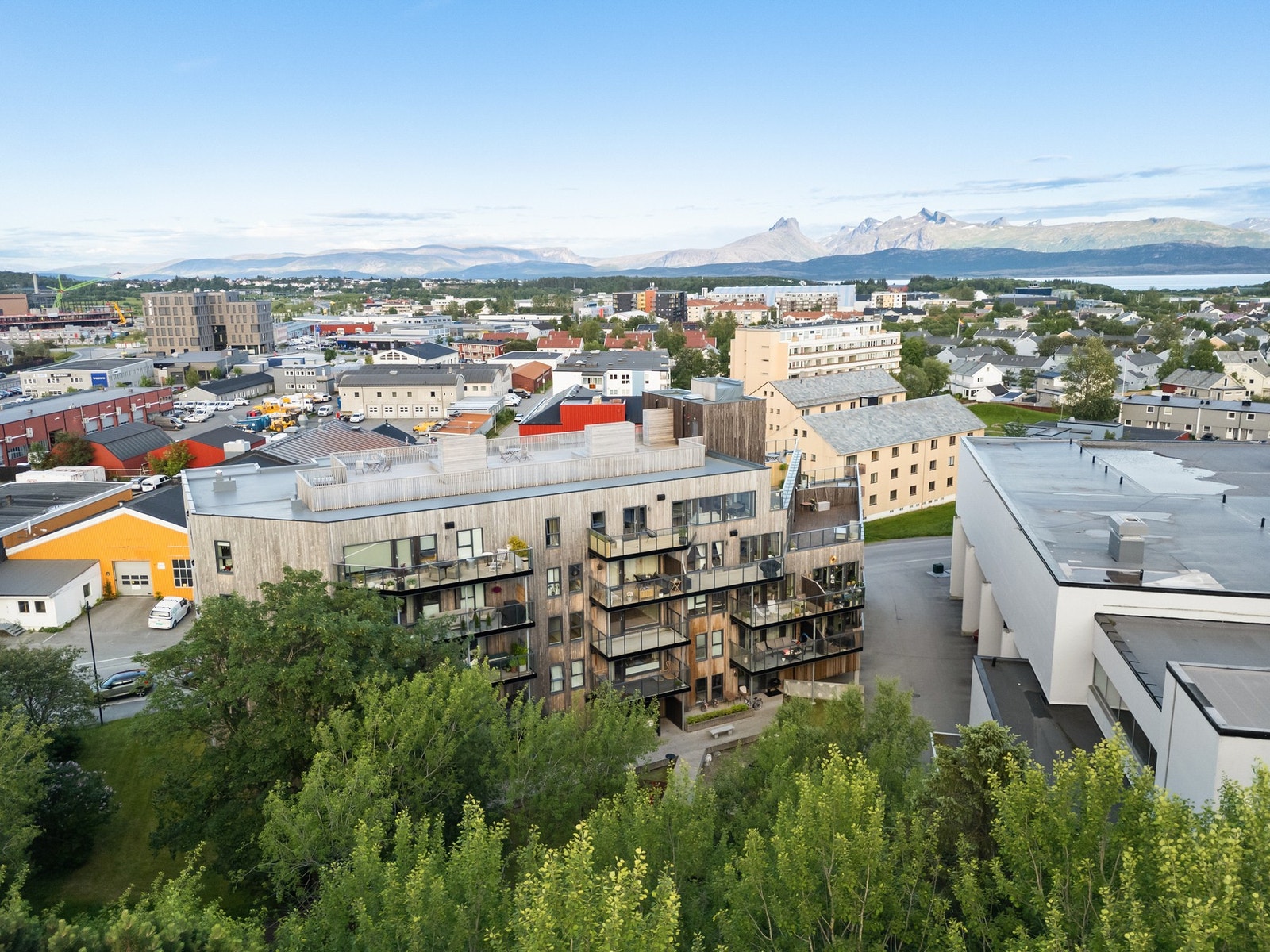 Gangavstand til skoler, barnehager og bussholdeplass med hyppige avganger. Galleribilde