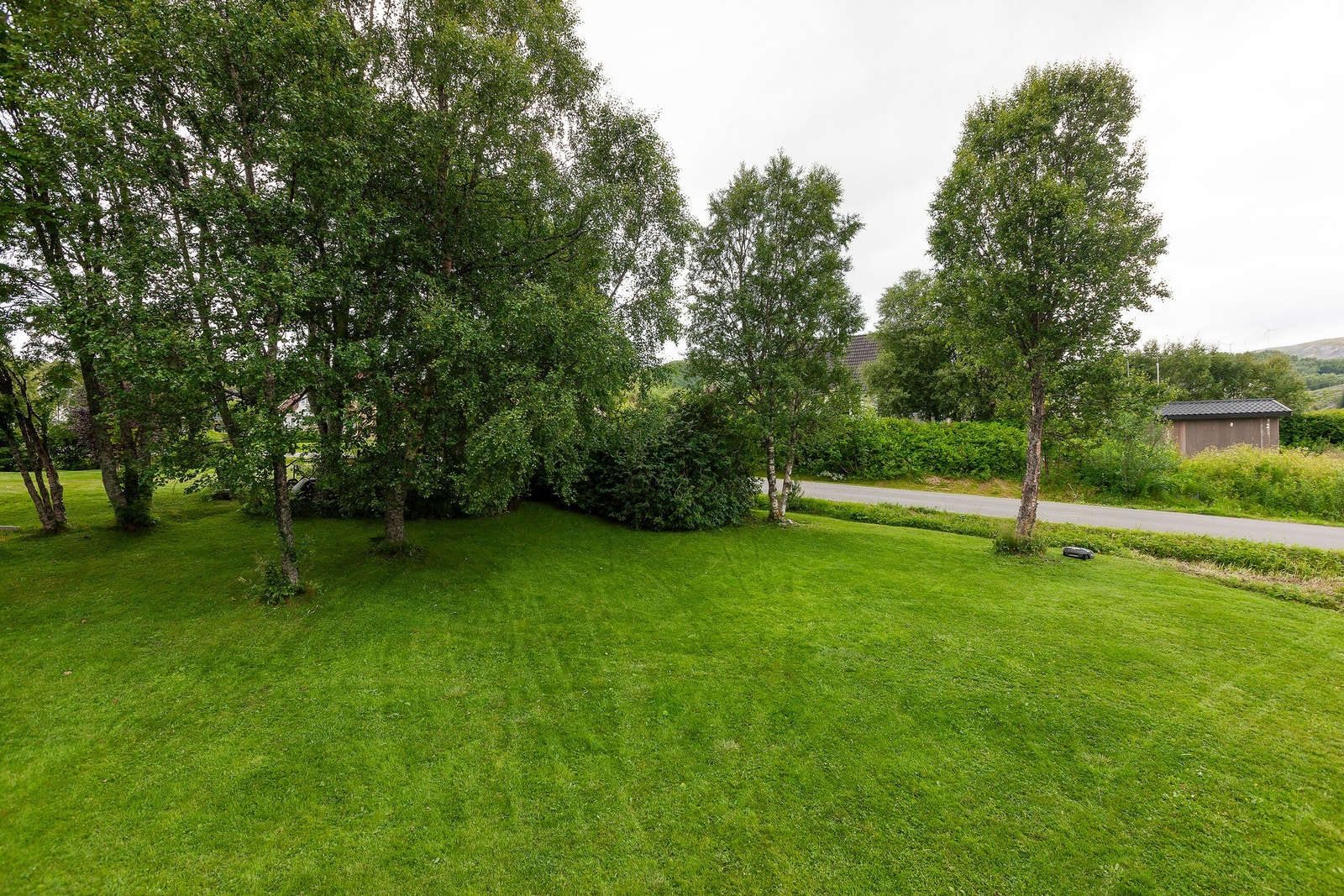 Eiendommen byr på generøse arealer med god plass til lek og aktivitet Galleribilde
