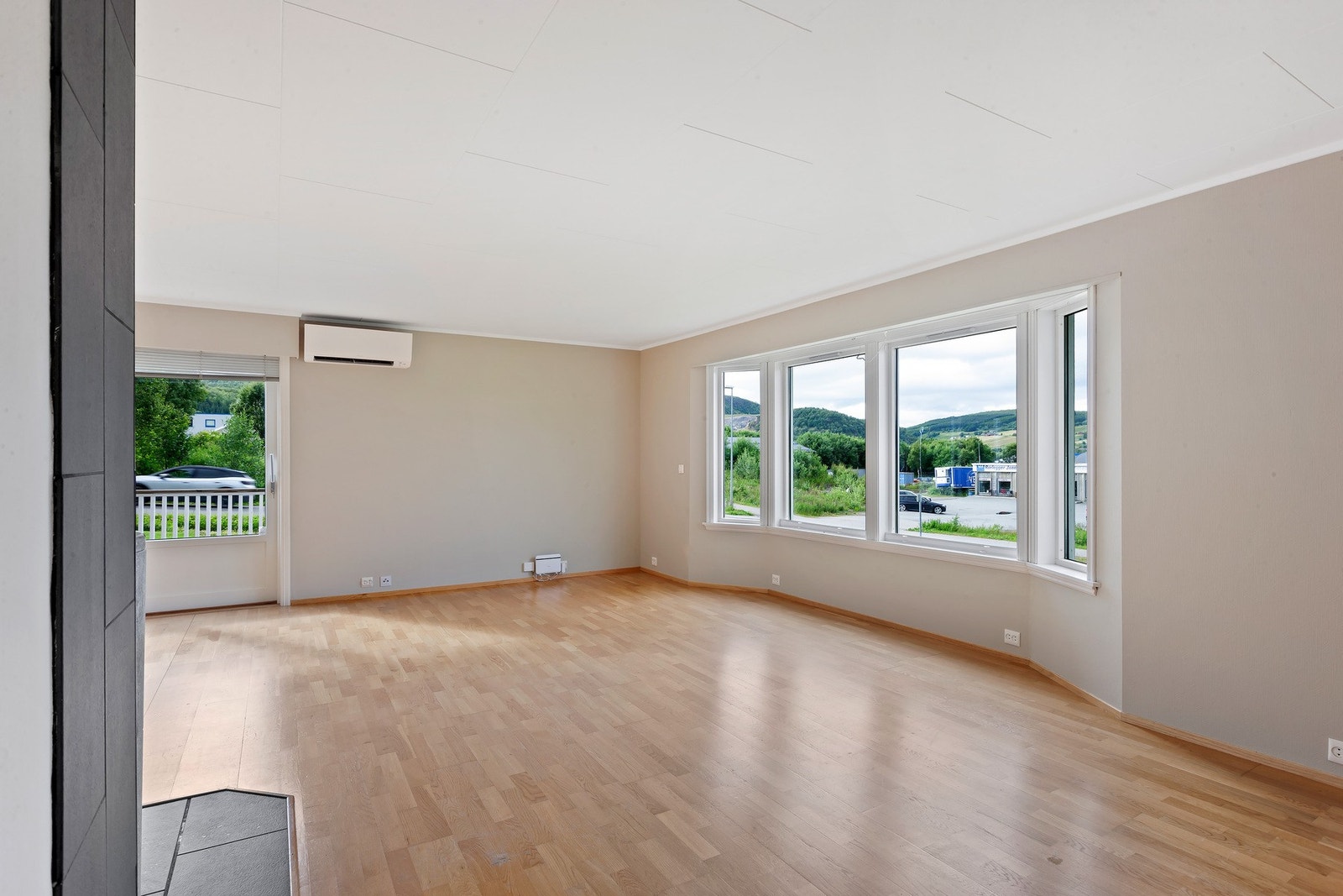 Åpen og innbydende stue med plass til både sofagruppe og spisebord Galleribilde