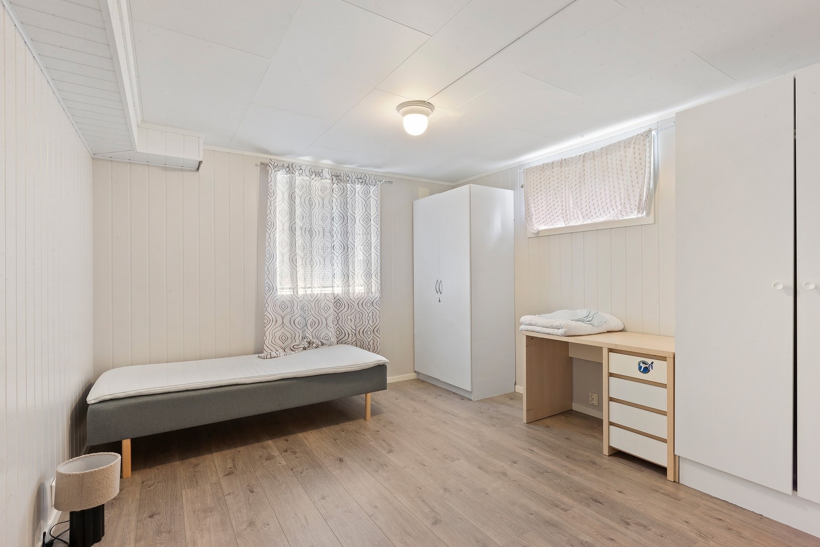 Det er 3 soverom i kjelleretasjen Galleribilde
