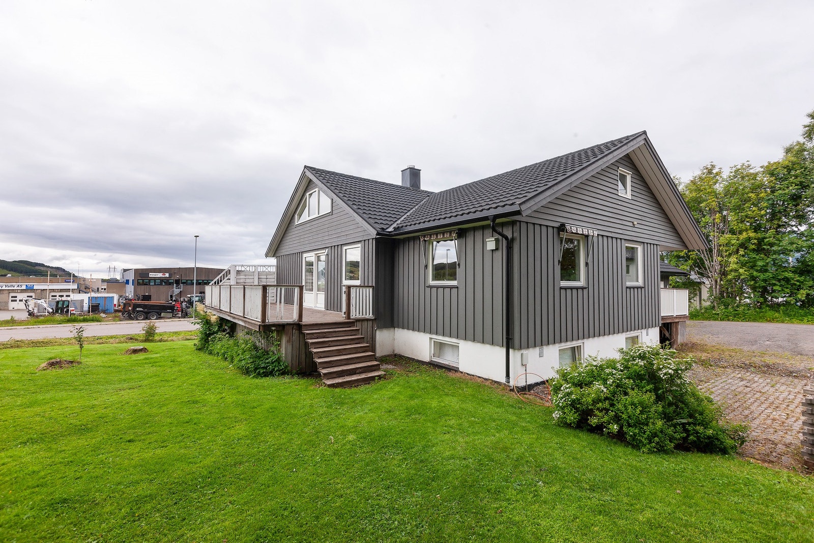 Solrik tomt med gode uteplasser rundt boligen Galleribilde