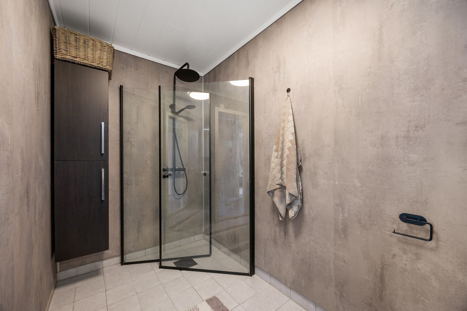 I tillegg har badet et praktisk høyskap og dusj på vegg med dusjvegger/hjørne. Det er varmekabler i gulv og avtrekksventilasjon. Galleribilde