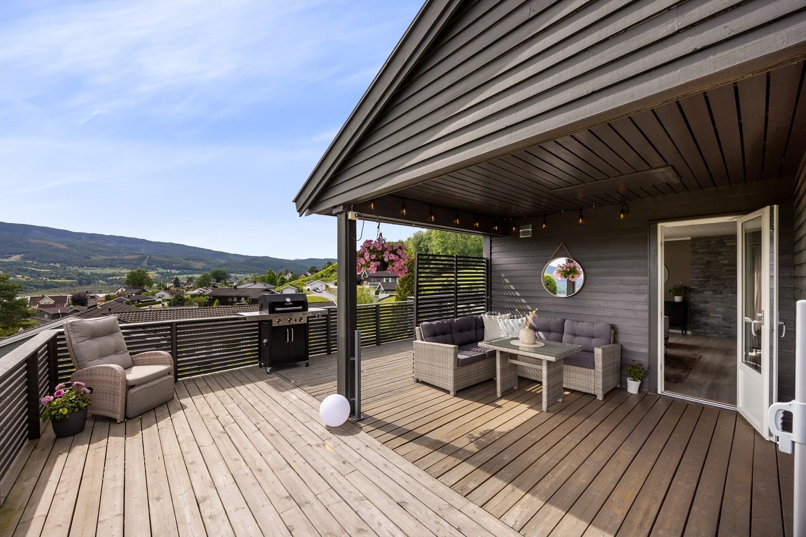 Det er trapp ned til hagen og verandadør inn til stue. Galleribilde