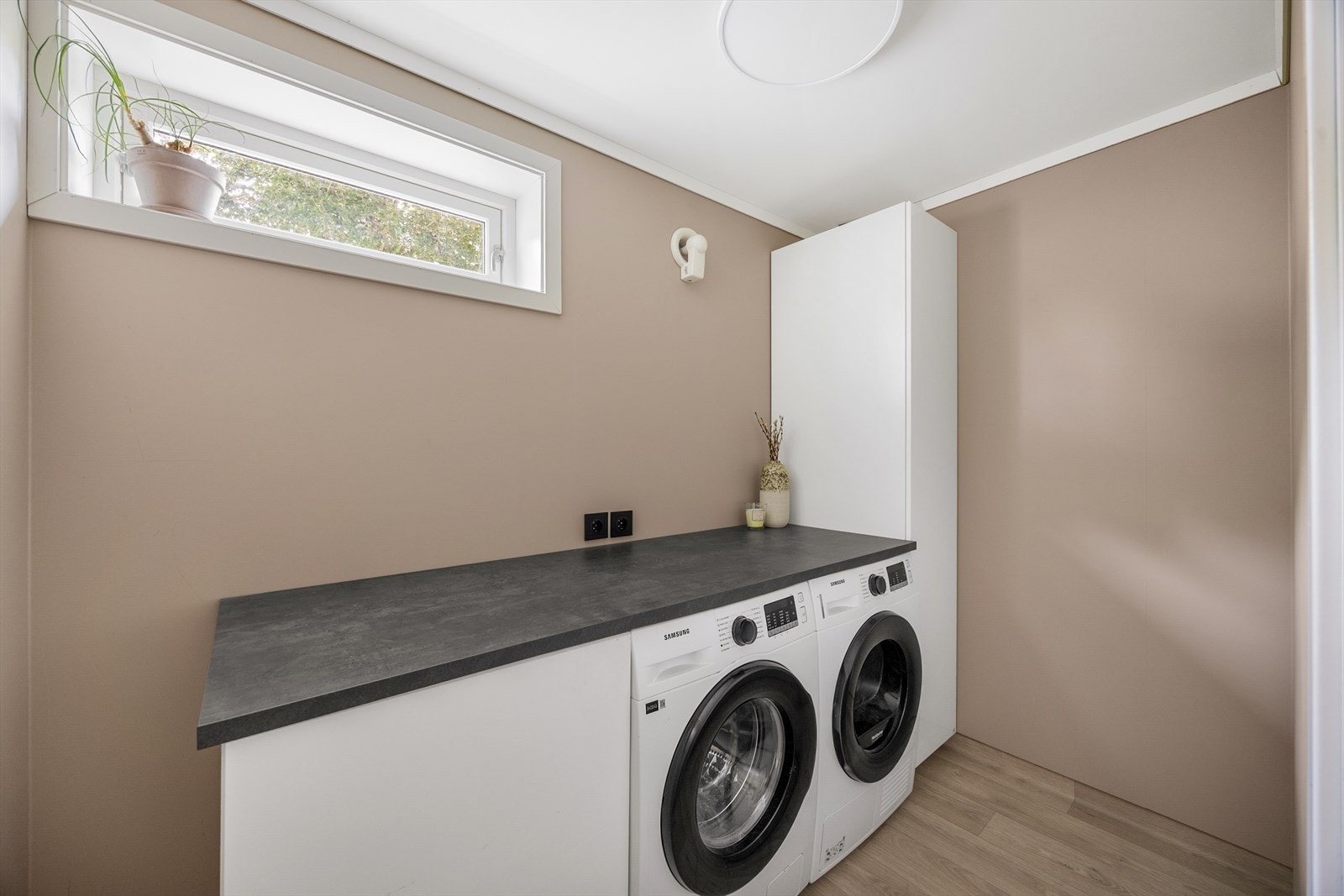 Rommet inneholder en enkel innredning med skap og benkeplate, samt opplegg for vaskemaskin og avtrekksventilasjon. Vaskerommet er et innredet rom som opprinnelig var en bod, og bruksendringen er ikke søkt godkjent. Galleribilde