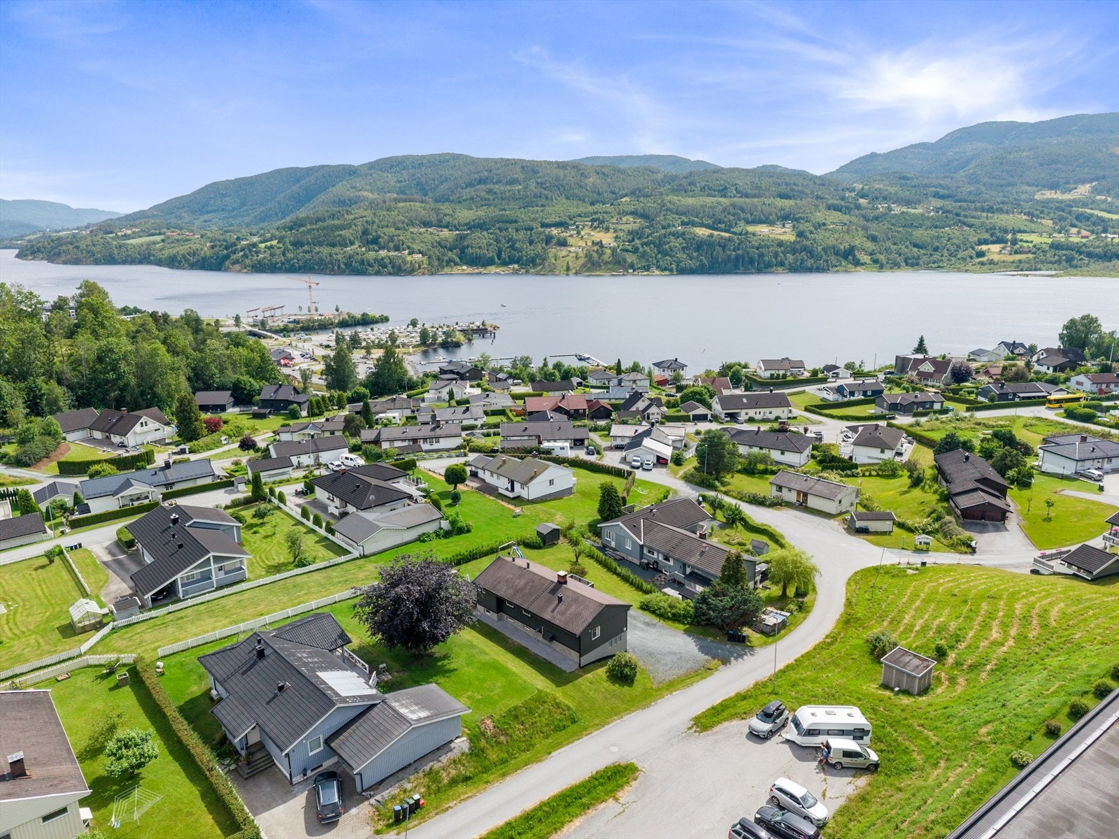 Boligen ligger fint til på Tinnesjordet, ca. 2 km utenfor Notodden sentrum. På Tinnesmoen, beliggende like ved boligen, er det i dag både skole og barnehage samt idrettspark og sykkelløype (BMX-anlegg). Galleribilde
