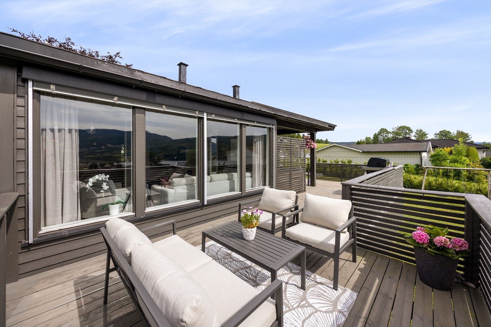 Fra stue er det utgang til den store verandaen med plass til flere soner og sittegrupper. Galleribilde