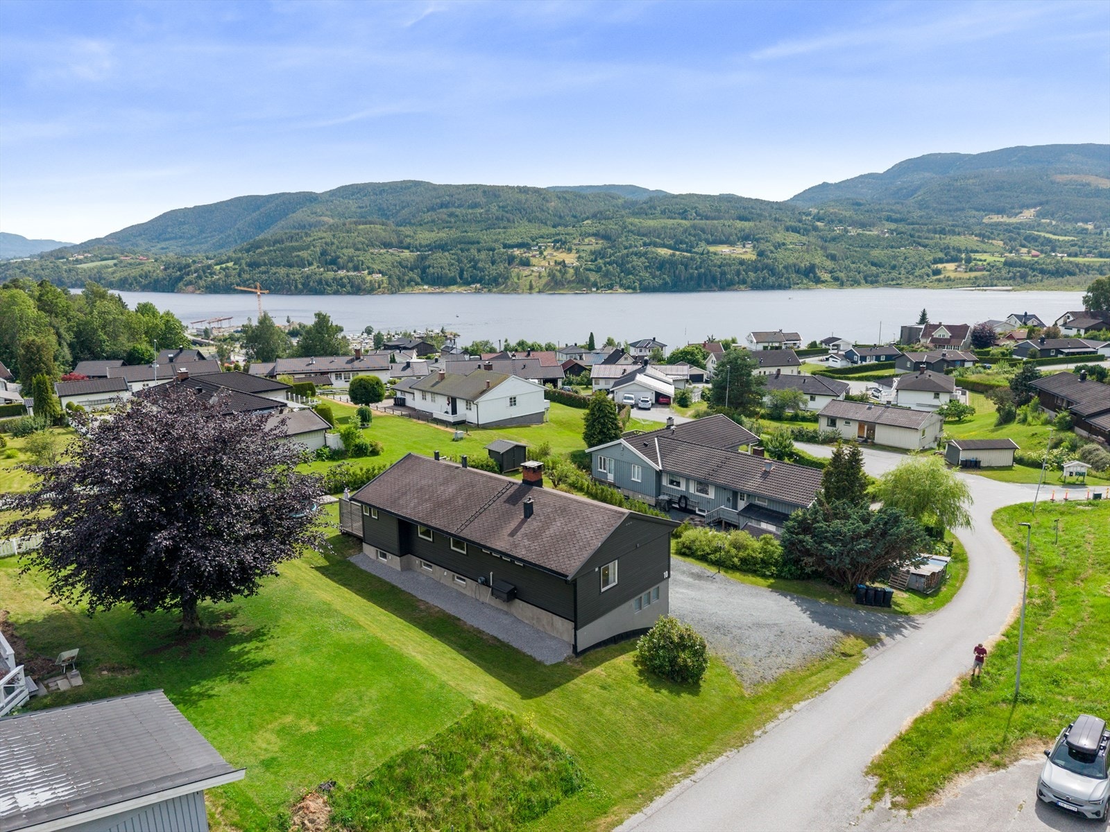 Boligen ligger fint til i et rolig og barnevennlig boligområde på Tinnesjordet ca. 2 km utenfor Notodden sentrum. Galleribilde